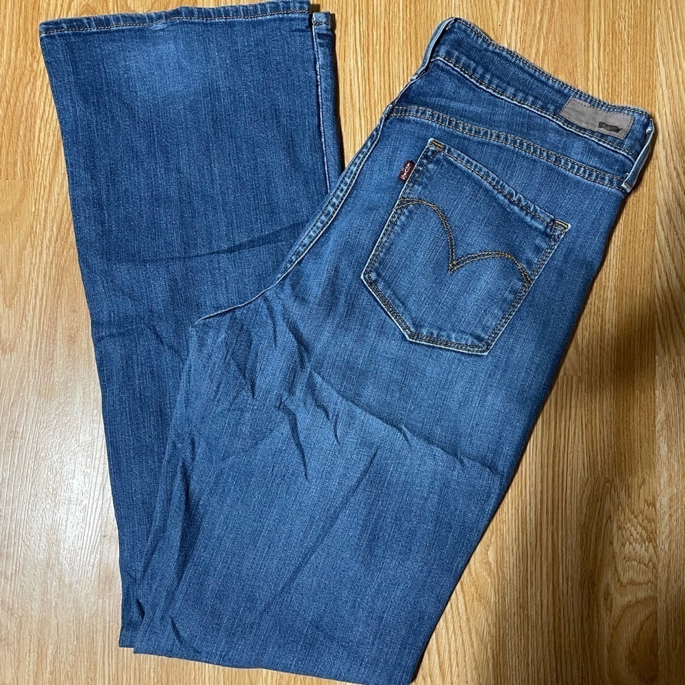 UC- Levi’s classic rise boot cut jeans